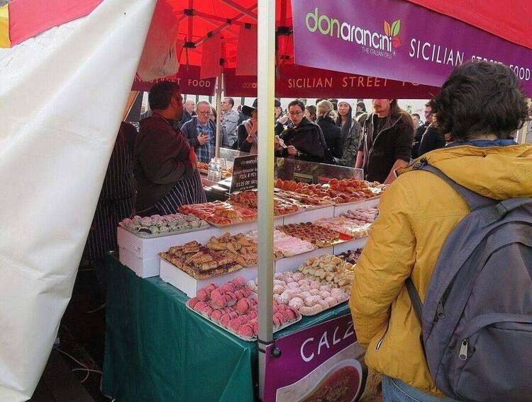 Cibo da strada siciliano al mercato