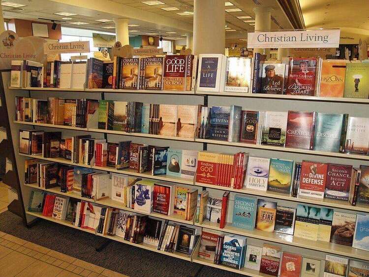 Interno di una libreria con scaffali di libri
