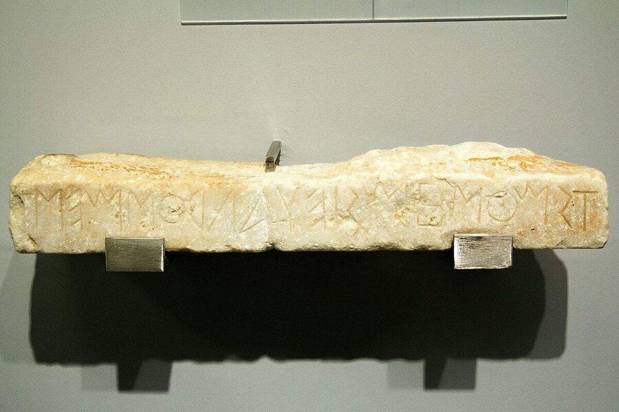 Iscrizione in alfabeto greco antico su pietra
