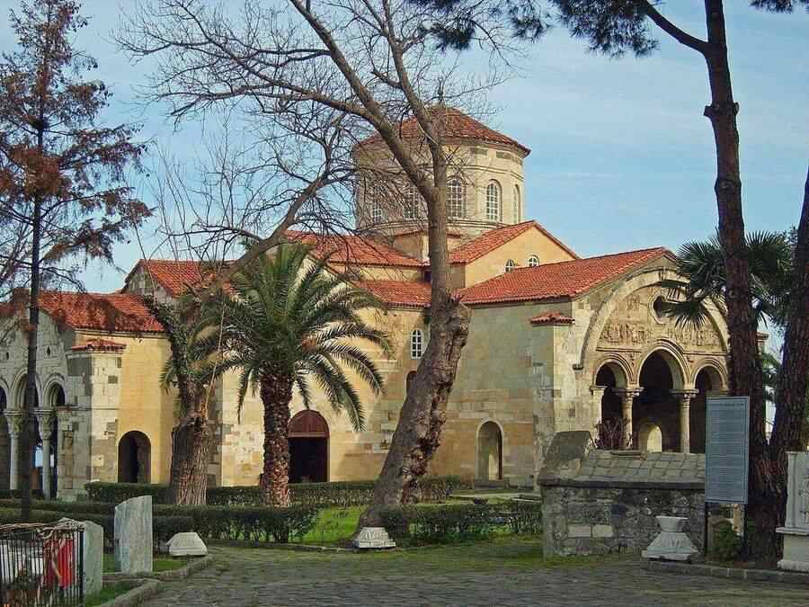 Santa Sofia di Trebisonda: Storia e Affreschi Bizantini