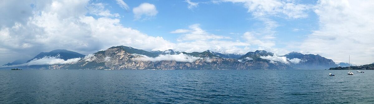 Panorama del Lago di Garda in Italia